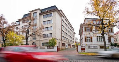 Müstakil Ev ve atlama mağaza evde Zatec kasaba. Çek Cumhuriyeti.