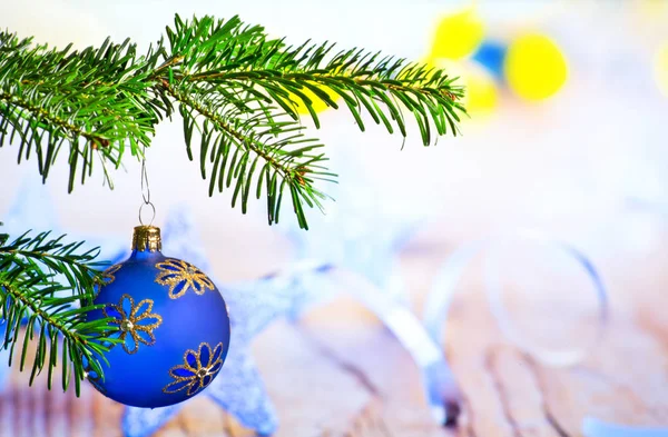 Blaue Weihnachtskugel Mit Weihnachtszweig Auf Unfokussiertem Hintergrund — Stockfoto