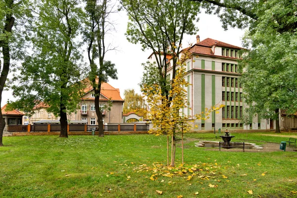 Parco Autunnale Con Magazzino Hop Nella Città Zatec Repubblica Ceca — Foto Stock