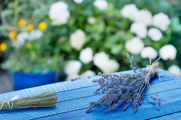 Stelletje Lavendel Het Blauwe Houten Bureau — Stockfoto