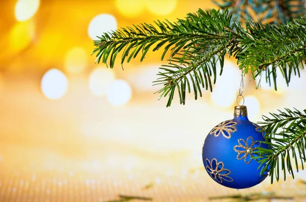 Palla Natale Blu Con Ramoscello Natale Sullo Sfondo Sfocato — Foto Stock