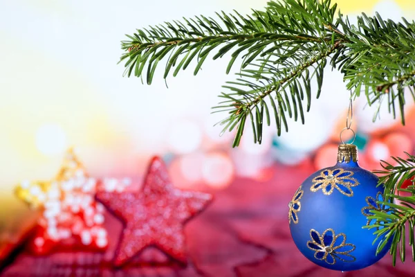 Blaue Weihnachtskugel Mit Weihnachtszweig Und Stern — Stockfoto