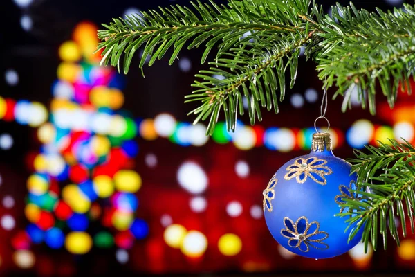 Голубой Рождественский Бал Рождественскими Огнями Ночи — стоковое фото