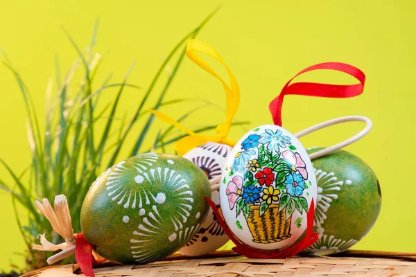 Sarı Zemin Üzerine Boyalı Paskalya Yumurtaları — Stok fotoğraf