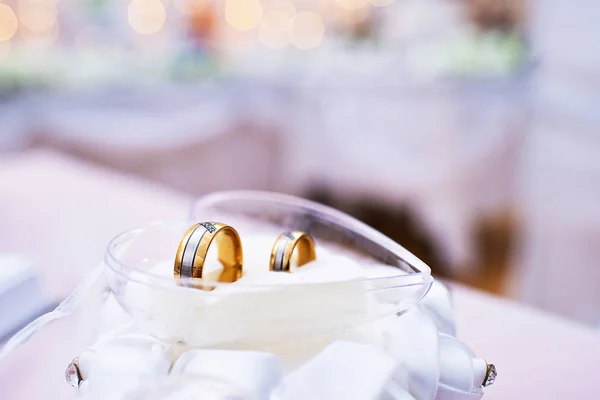 Dois Anéis Casamento Coração Vidro — Fotografia de Stock