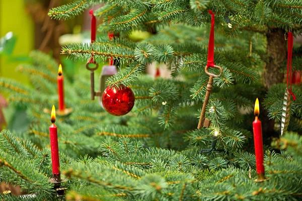 Рождественская Елка Украшением Старым Ржавым Ключом — стоковое фото