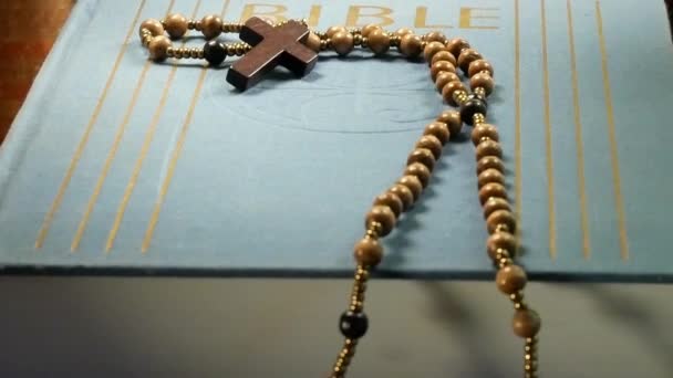 聖書に木製の数珠 Paning — ストック動画