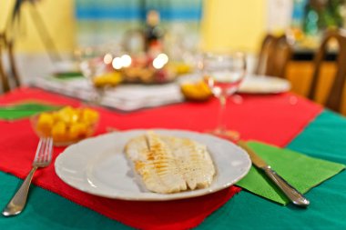 Noel arifesi, plaka üzerinde kızarmış balık.