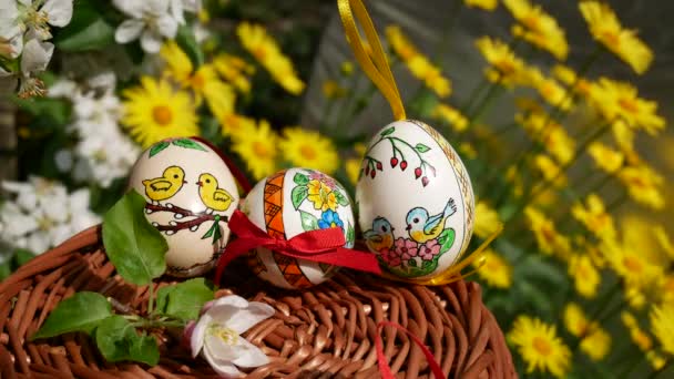 Bemalte Ostereier Mit Gelben Blüten Garten — Stockvideo