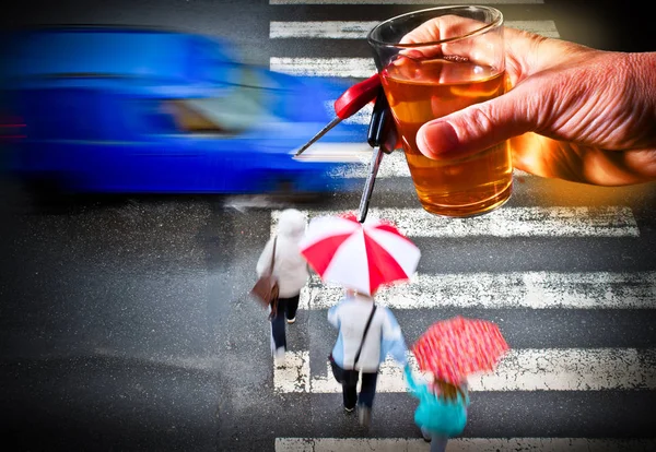 Hand Houdt Glas Alcohol Met Auto Kay — Stockfoto