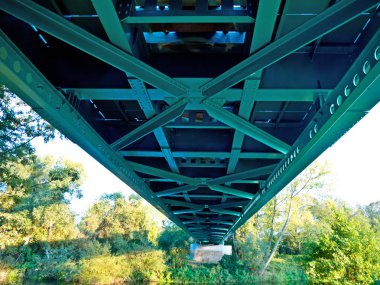 Nehir üzerinde yeni metal gelinin detay