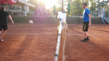 Zatec kasaba, Çek Cumhuriyeti - 18 Eylül 2018: Millet ayak tenisi stadyumda ikindi oyun.