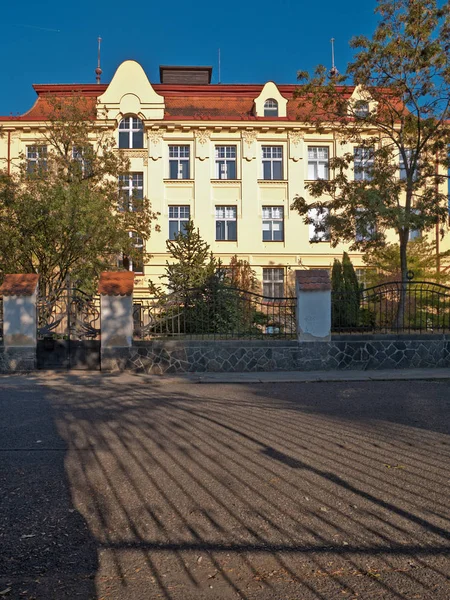 Комплексная Школа Городе Затек Чехия — стоковое фото