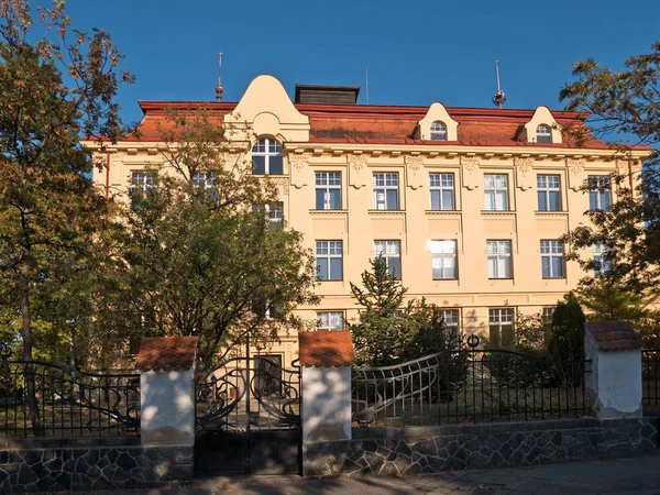 Μονοτάξιο Σχολείο Στην Πόλη Zatec Δημοκρατία Της Τσεχίας — Φωτογραφία Αρχείου