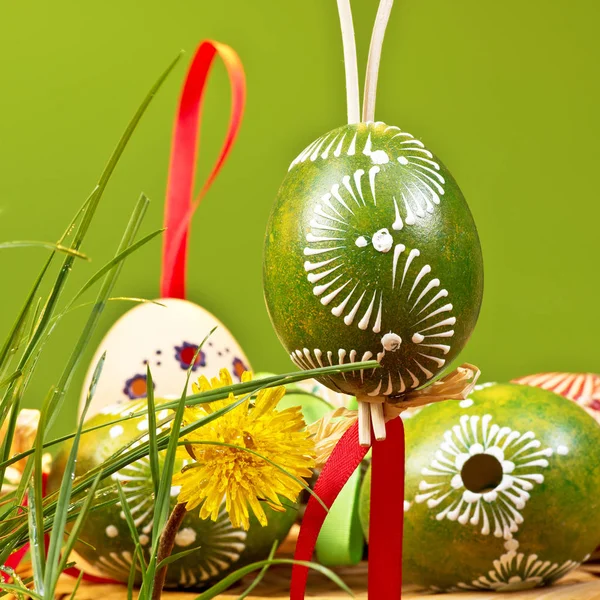Yeşil Zemin Üzerine Boyalı Paskalya Yumurtaları — Stok fotoğraf