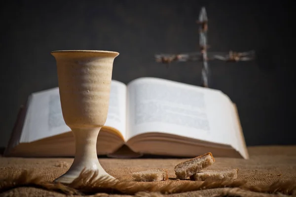 Stillleben Mit Bibel Kelch Aus Wein Und Brot — Stockfoto