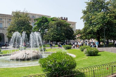 Verona, İtalya - 6 Mayıs 2018: Turist Piazza sutyen güneşli gün. Popüler bir nokta sağlayan gölge sıcak güneşli günlerde parkıdır Doğum Via sutyen Verona