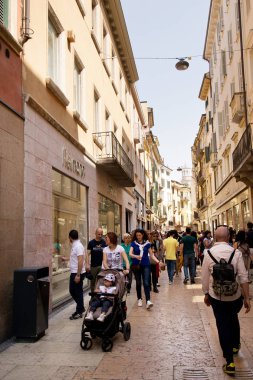Verona, İtalya - 6 Mayıs 2018: güneşli bir günde sokakta yürürken turistler. Verona trafiğe kapalı bölgede turistler ve alışveriş ile dolu.