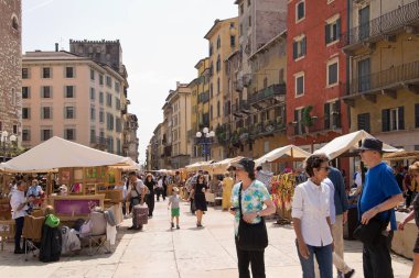Verona, İtalya - 6 Mayıs 2018: Turist Piazza Erbe güneşli gün markette. Birçok turist ve alışveriş Piazza Erbe Verona adlı geleneksel Pazar çekiyor.