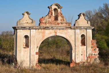Harabeleri eski Kuzey Bohemya'da Barok ağ geçidi terk.
