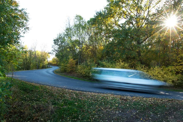 Mobil Mengemudi Melalui Jalan Pedesaan Musim Gugur — Stok Foto