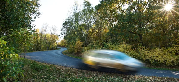 Auto Rijden Door Een Landelijke Weg Herfst — Stockfoto