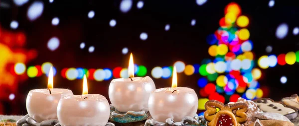 Corona Adviento Con Velas Ardientes Delante Del Árbol Navidad —  Fotos de Stock