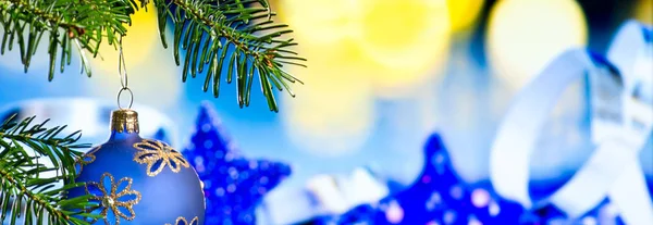 Μπλε Χριστουγεννιάτικη Μπάλα Χριστουγεννιάτικο Κλαδί Στο Μπλε Φόντο — Φωτογραφία Αρχείου