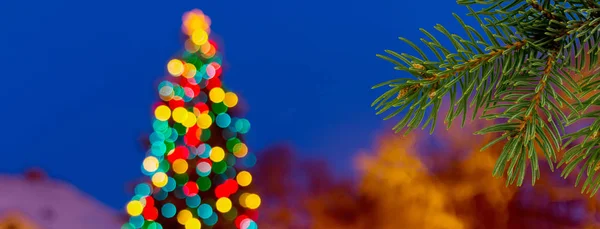 Vánoční Pozadí Rozostřený Vánoční Strom Sníh Noci — Stock fotografie