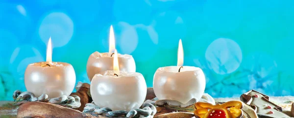 Advent Krans Met Brandende Kaarsen Blauwe Achtergrond — Stockfoto