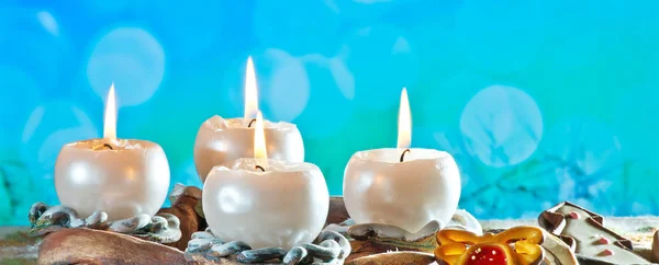 Guirlanda Advento Com Velas Ardentes Fundo Azul — Fotografia de Stock