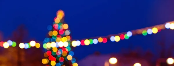Weihnachten Hintergrund Mit Unkonzentrierten Weihnachtsbaum Bei Nacht — Stockfoto