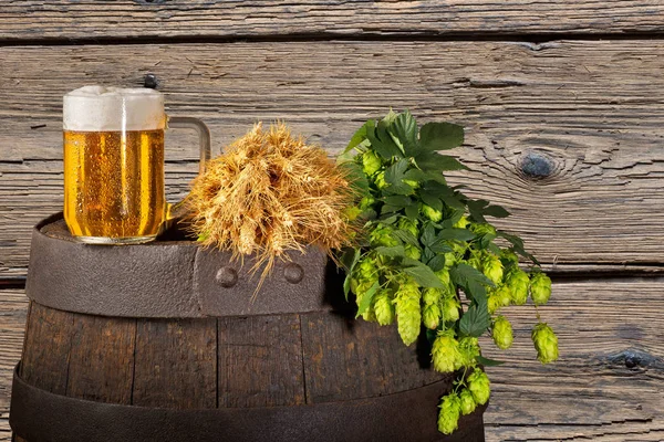 Glas Bier Mit Hopfen Und Gerste Auf Dem Holzfass — Stockfoto