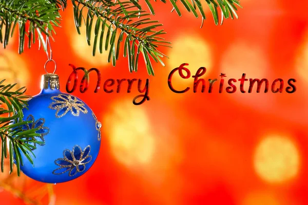 Blaue Weihnachtskugel Mit Weihnachtszweig Auf Rotem Hintergrund Frohe Weihnachten — Stockfoto