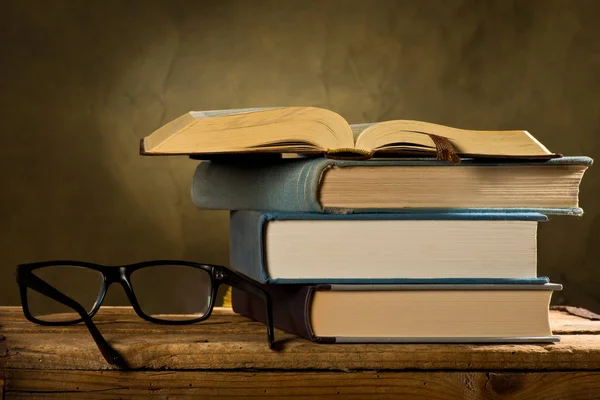 Libro Abierto Con Gafas Lectura Sobre Fondo Oscuro — Foto de Stock