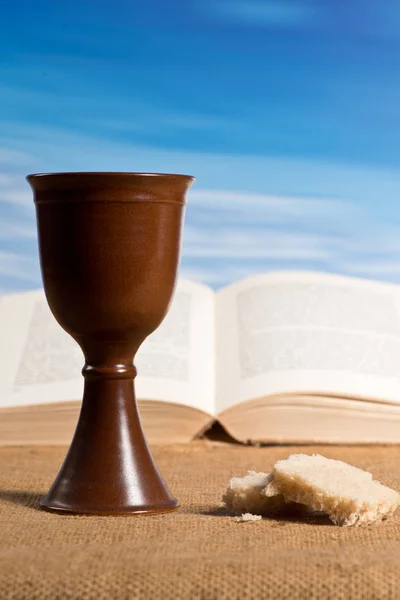 Biblia Abierta Con Cáliz Vino Pan — Foto de Stock