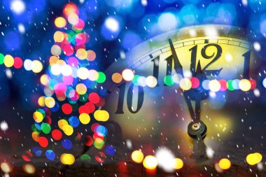 Yeni yıl saat gece yarısından önce ile Noel ağacı