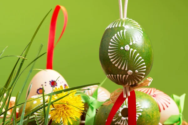 Malování Velikonočních Vajíček Zeleném Pozadí — Stock fotografie