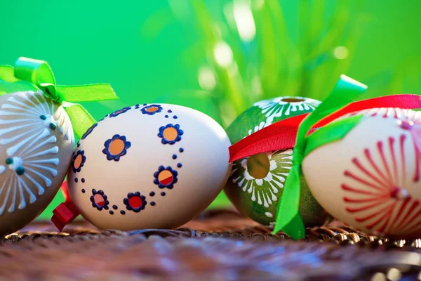 Huevos Pascua Pintados Cesta Mimbre Hierba — Foto de Stock