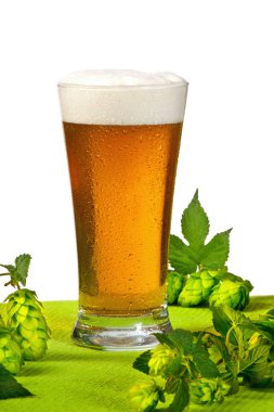 Bardak bira ve beyaz arka plan atlama sayısının