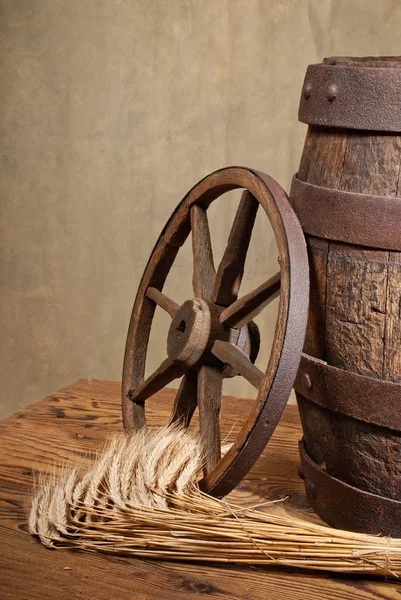 古い木樽 ホイールと大麦のある静物 — ストック写真