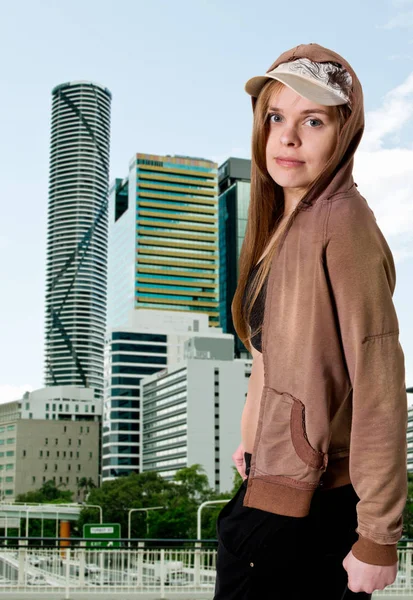 Κορίτσι Μπροστά Από Κτίρια Στο Brisbane Αυστραλία — Φωτογραφία Αρχείου