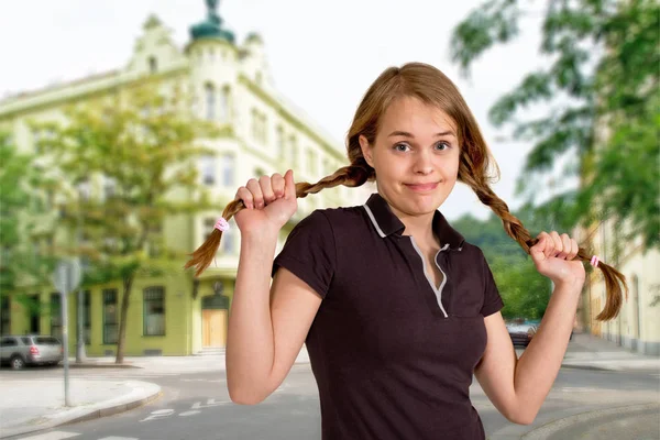 Portret Van Verlegen Meisje Staande Een Straat — Stockfoto