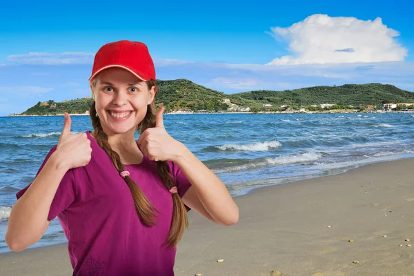 Een Lachende Meisje Het Zandstrand — Stockfoto