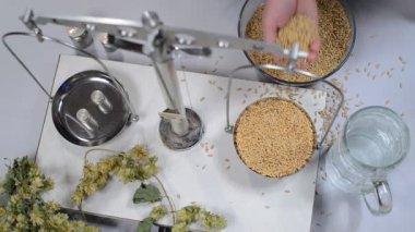 Eve bira bira. Adam arpa ağırlığındadır. Yukarıdan görüntülemek.