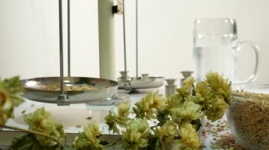Eve bira bira. Adam arpa ağırlığında.