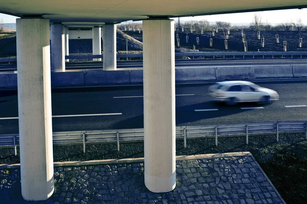 Μια Νέα Γέφυρα Πάνω Από Τον Αυτοκινητόδρομο Τονισμένο Μπλε — Φωτογραφία Αρχείου