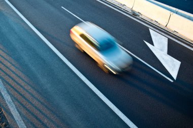 Yolda bir araba. Yukarıdan görüntülemek.