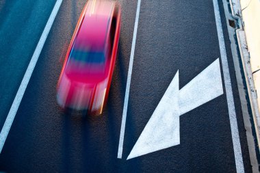 Yolda bir araba. Yukarıdan görüntülemek.