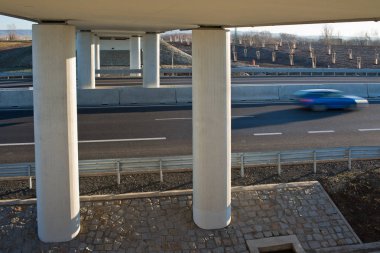 Karayolu üzerinde yeni bir köprü. Postoloprty kasaba. Çek Cumhuriyeti.